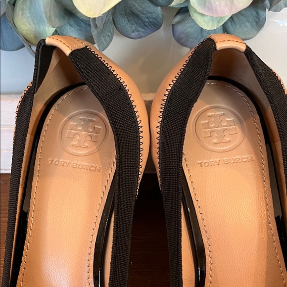 Tory Burch Jolie 75MM Pump Classic Sheep Soft Patent Tory Beige/ Black - Picture 3 of 16